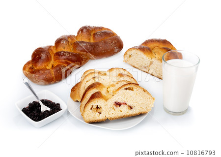 图库照片: breakfast of homemade bread and marmalade fresh milk.