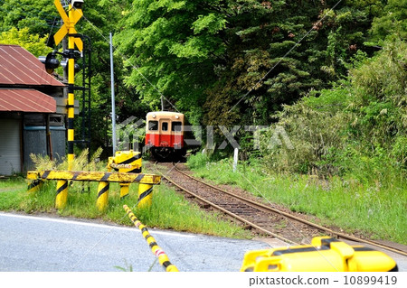 train, level crossing, railway crossing