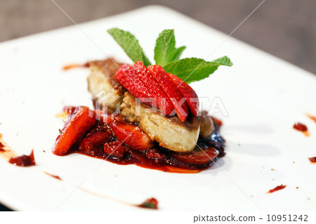 photo : foie gras with strawberry