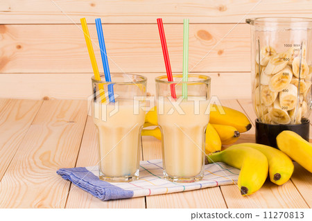 图库照片: banana juice and blender.