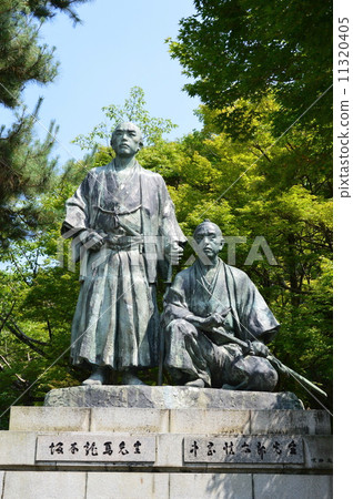 丸山公园"坂本龙马(左)"和"中冈慎太郎(右)"(京都市东山区)的雕像