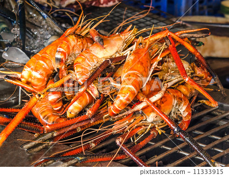 照片素材(图片): shrimp grilled on charcoal oven