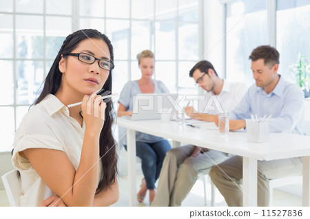 business casual,business casual女士 照片素材(图片): casual businesswoman thinking during a meeting