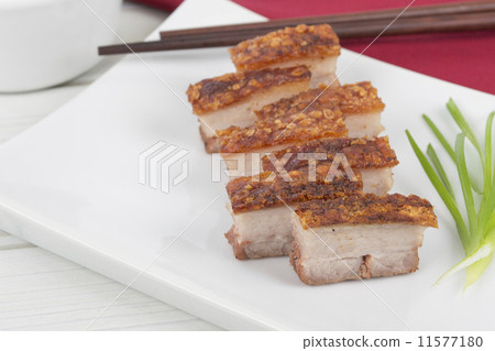 图库照片: siu yuk - chinese crispy roasted pork belly on a white