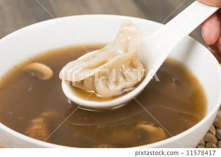 图库照片: chinese hot and sour soup with dumplings.