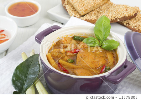 图库照片: thai red chicken curry - with prawn toast and chili