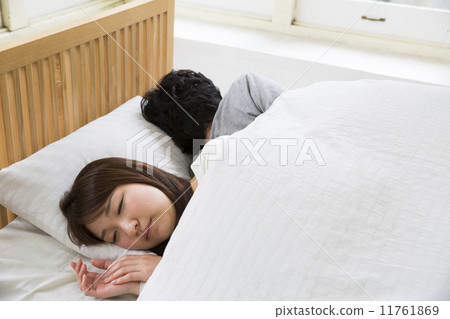 图库照片: 睡在床上的男人