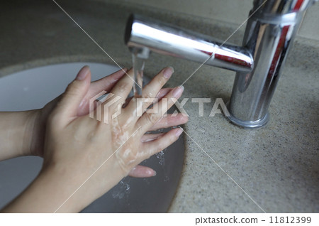 图库照片: washing hands