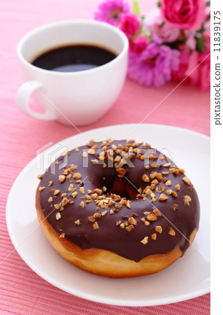 图库照片: sweet chocolate donut with a cup of coffee