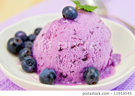 图库照片: ice cream blueberry with mint on plate