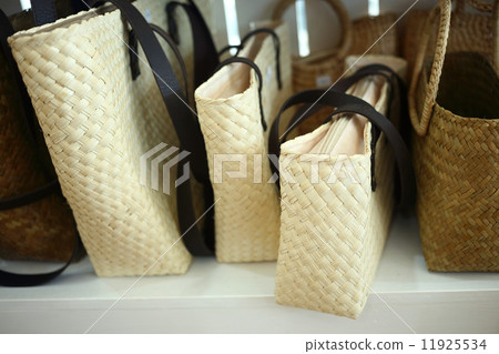 图库照片: rattan bag on shelves