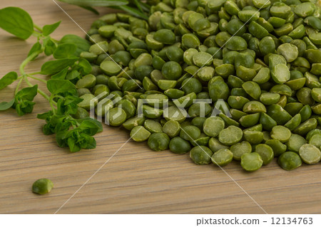 图库照片: dry green peas