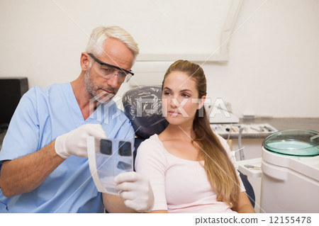 图库照片 dentist showing patient her xrays