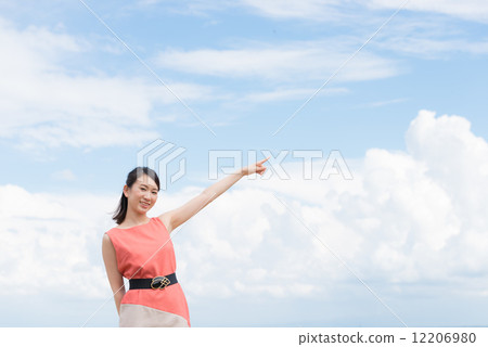 图库照片: 一个女人的手指在天空中