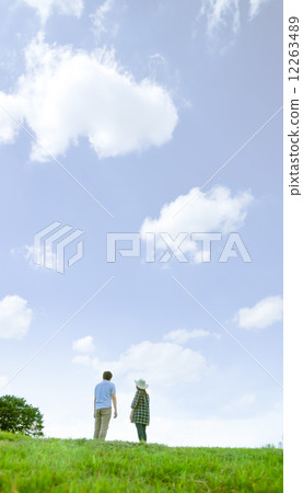 草地 后背 男女