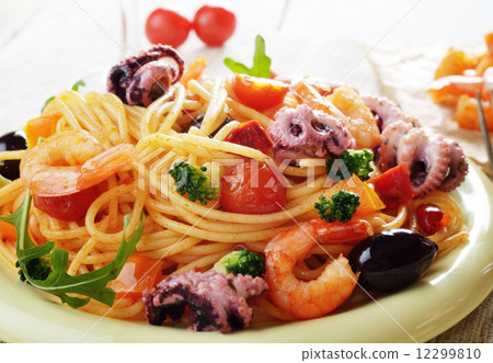 照片素材(图片): seafood spaghetti marinara pasta dish