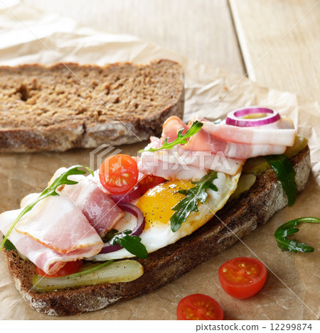 图库照片: bacon and fried egg open sandwich