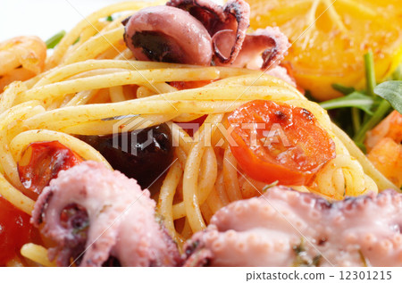 图库照片: seafood spaghetti pasta dish with octopus shrimps