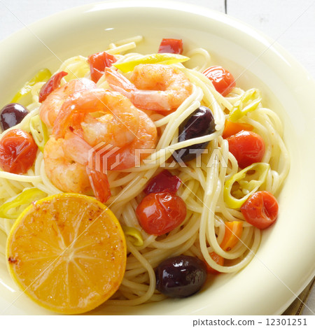 图库照片: seafood spaghetti pasta dish with shrimps