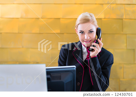 hotel receptionist,hotelmahoroba 图库照片: hotel receptionist with phone on front desk
