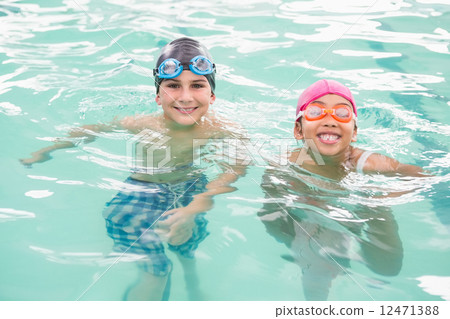 图库照片: cute swimming class in the pool