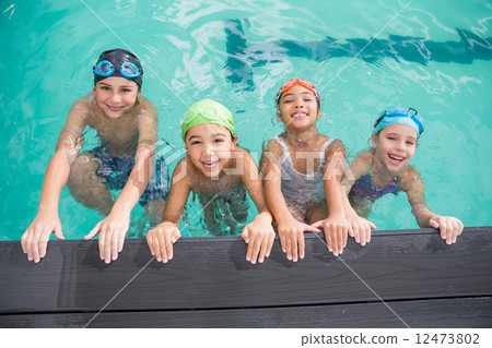 图库照片: cute swimming class in the pool