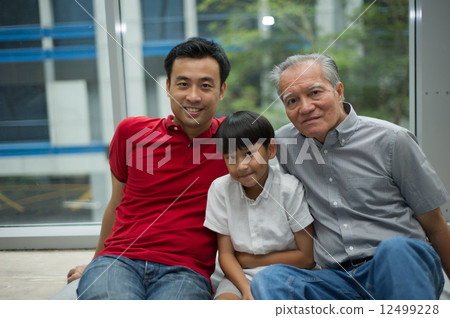 图库照片: three generation asian men enjoying family bonding