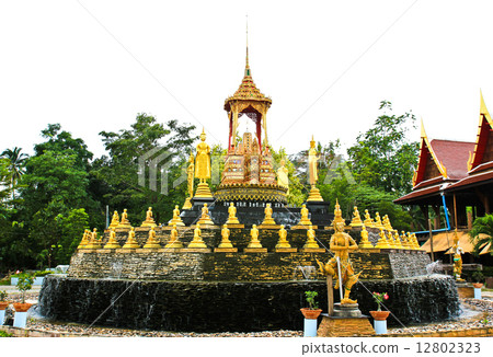 图库照片: pagoda,thai temple,samut songkhram in thailand.