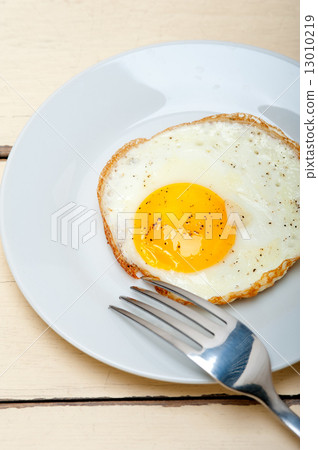 图库照片: egg sunny side up