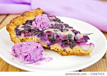 图库照片: pie blueberry and ice cream in dish on board