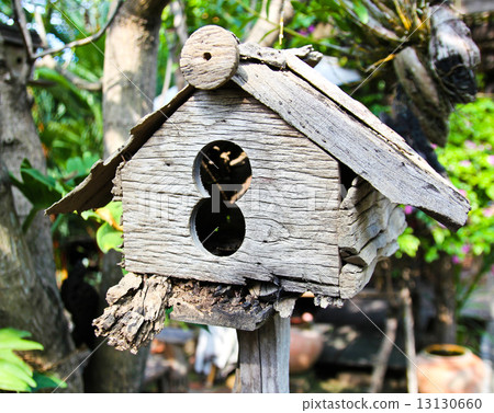 图库照片: old wooden birdhouse