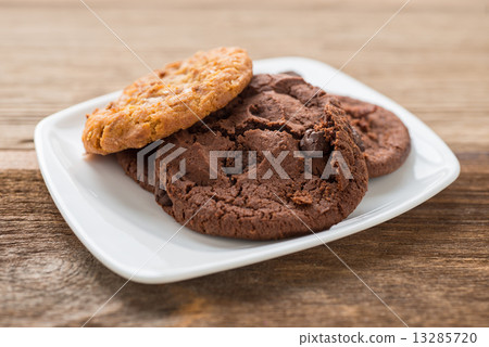 图库照片: pile of chocolate chip cookies on a white plate