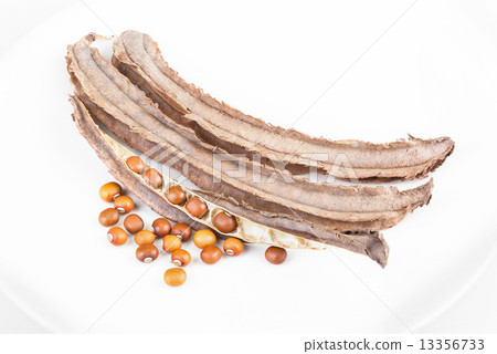 图库照片: dried winged bean seed and bean pod on white dish