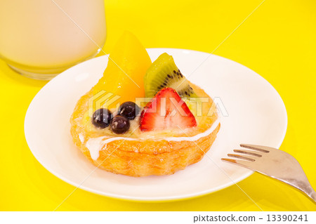 图库照片: fruit tart and a glass of milk