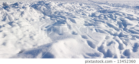 图库照片: rough snow surface with snowdrifts