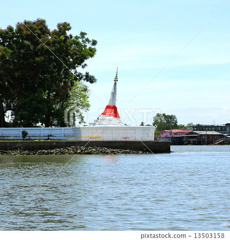 图库照片: white slant pagoda located at river side at koh kret