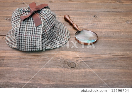 图库照片: deerstalker or sherlock hat and magnifying glass