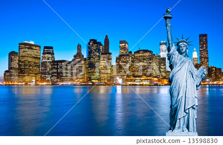 图库照片: manhattan skyline and the statue of liberty at night