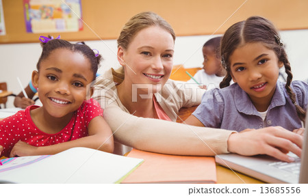 照片素材(图片 cute pupil using computer with teacher