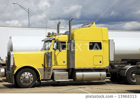 图库照片: yellow semi truck