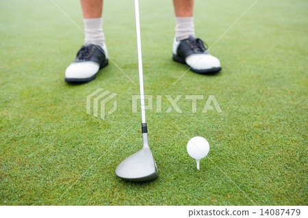 图库照片: golfer about to tee off