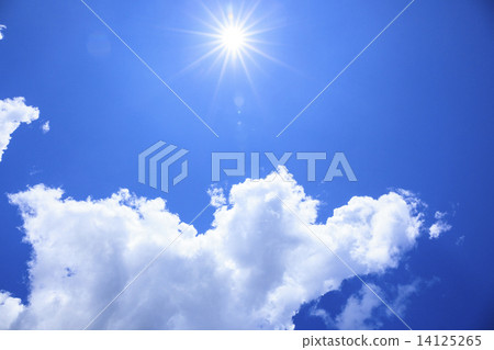 图库照片: 夏天太阳和云彩