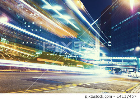 trails,shingles 图库照片: traffic light trails in modern city at night