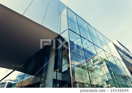 图库照片: modern office building exterior and glass wall