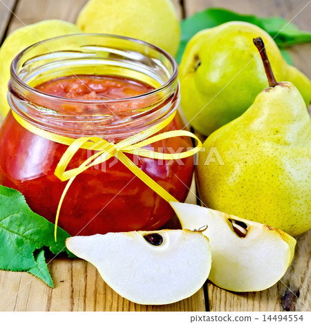 图库照片: jam pear and green leaves on board