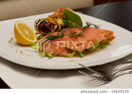 图库照片: smoked salmon and salad with lemon half