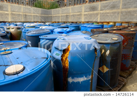 图库照片: several barrels of toxic waste