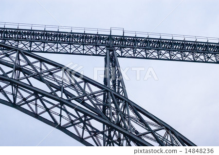 图库照片: pylon truss of gray railway arch bridge