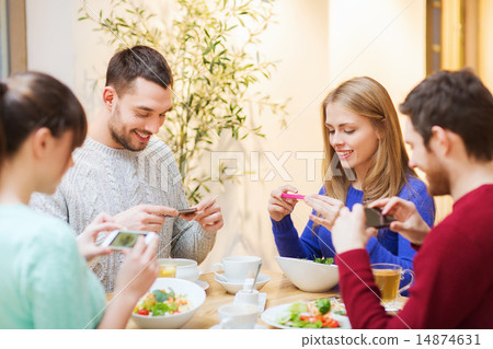 takingphotos,takingpictures 图库照片: friends with smartphones taking picture of food