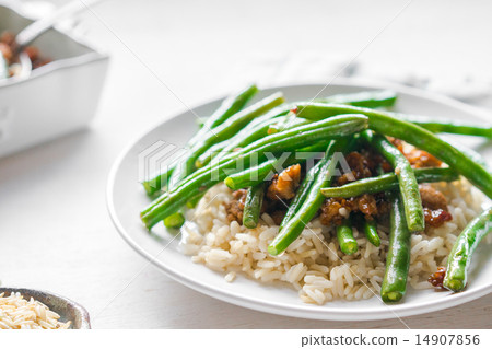 图库照片: meat with rice and green beans